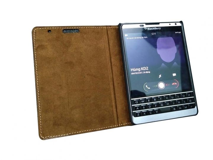 Flip BlackBerry Passport SE