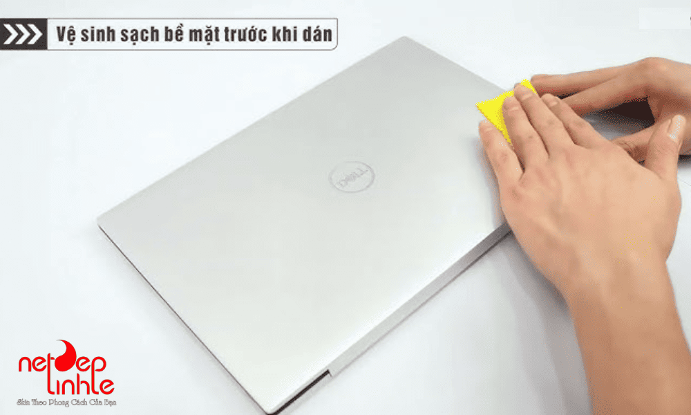 Vệ sinh sạch bề mặt trước khi dán film PPF