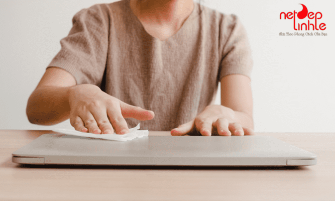 Vệ sinh bề mặt laptop MSI khi dán film PPF