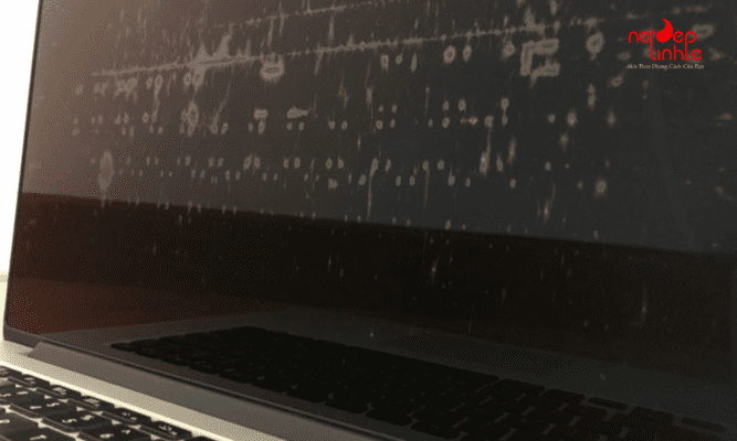 Sử dụng miếng dán màn hình MacBook tại nơi không uy tín khiến màn hình vẫn bị trầy xước