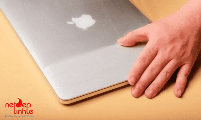 Cố định và căn chỉnh miếng dán đúng vị trí