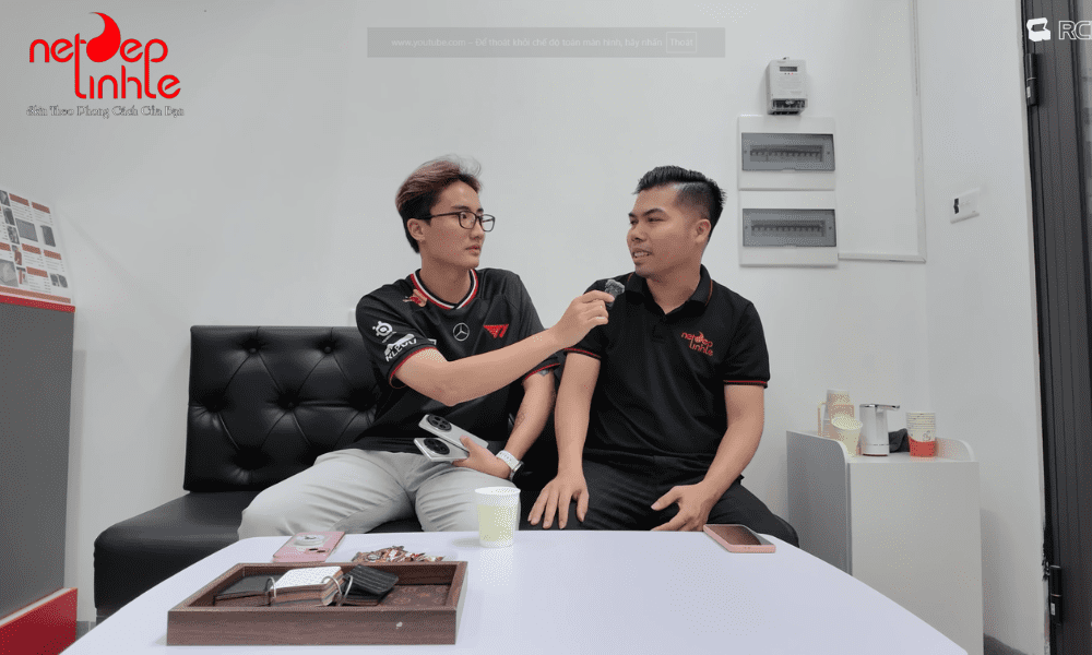 Anh Huy - Người sáng lập thương hiệu Nét Đẹp Tinh Tế ngồi ở phía bên phải Anh Huy - Người sáng lập thương hiệu Nét Đẹp Tinh Tế ngồi ở phía bên phải