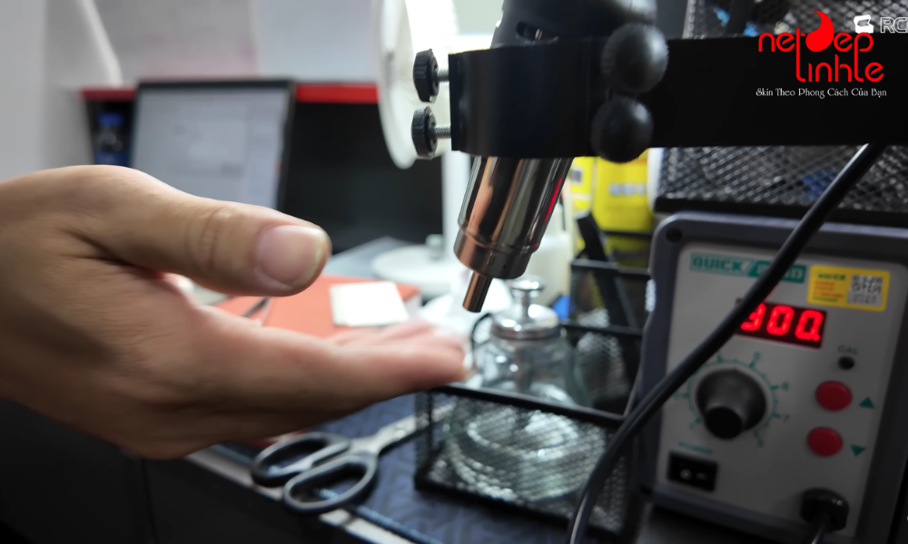 Hình ảnh test độ nóng trực tiếp của máy khò với tay người