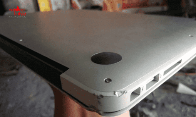 Vỏ ngoài của laptop dễ bị trầy xước do va đập