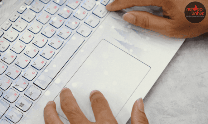 Kỹ thuật viên dán chuyên nghiệp tại các cửa hàng của Nét đẹp tinh tế