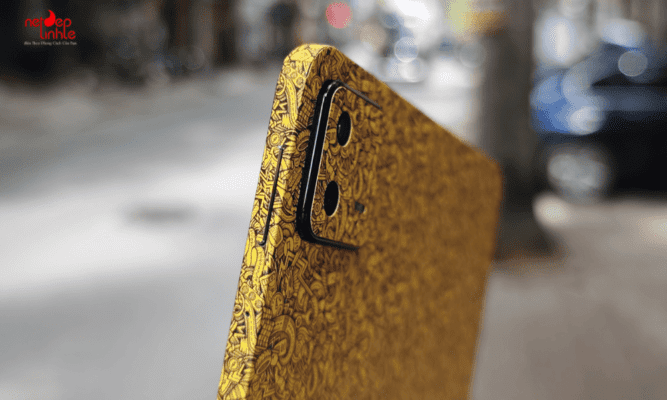 Vị trí nút bấm và camera được ôm trọn  nhờ kỹ thuật dán chuyên nghiệp 