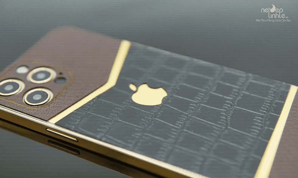 Dán skin iPhone 13 mỏng nhẹ, ôm sát thân máy, bảo vệ mặt lưng và cạnh viền