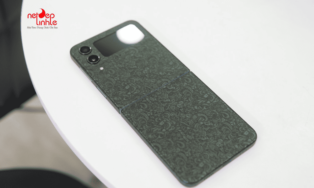 Các vị trí quan trọng cần lưu ý khi dán skin Samsung Z Flip 5 tại nhà