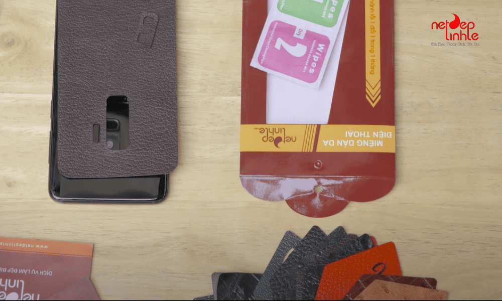 Chuẩn bị các dụng cụ để dán skin da điện thoại Honor tại nhà