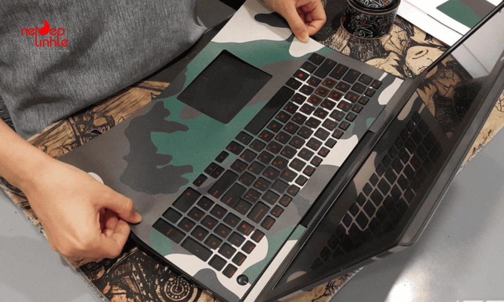 Dán skin laptop Google đều, không bị lệch hay nổi bọt khí tại nhà 
