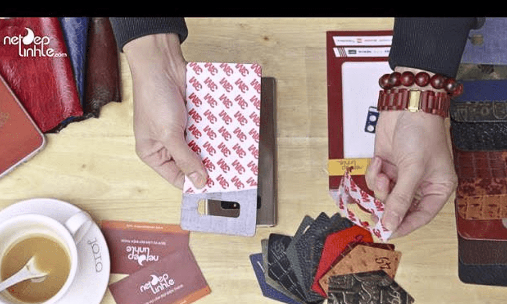 Dán skin điện thoại Huawei Mate 50 tại nhà là hoàn toàn khả thi nếu bạn khéo tay