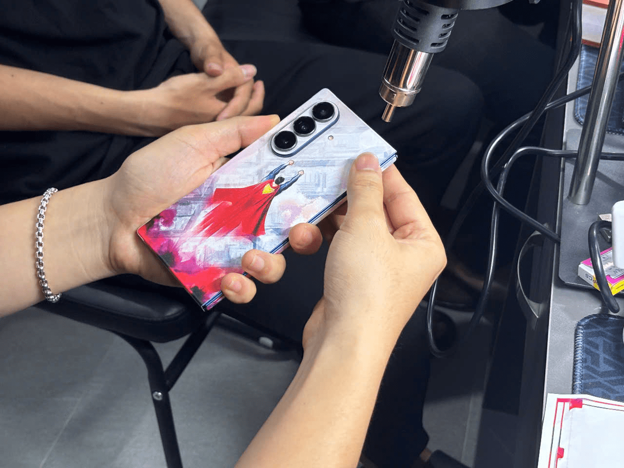 Công nghệ máy khò nhiệt dành cho việc dán skin điện thoại Fold 4