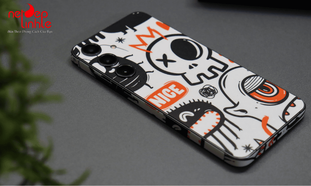 Quy trình dán skin cho điện thoại Samsung S24 chuẩn kỹ thuật