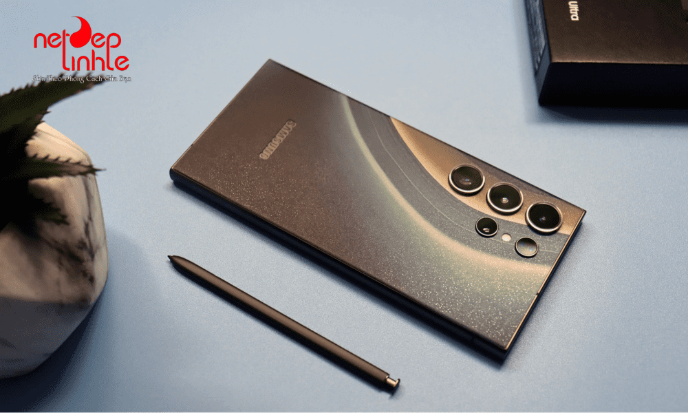 Cẩn thận dán các chi tiết nhỏ là hoàn tất quá trình dán skin Samsung S24