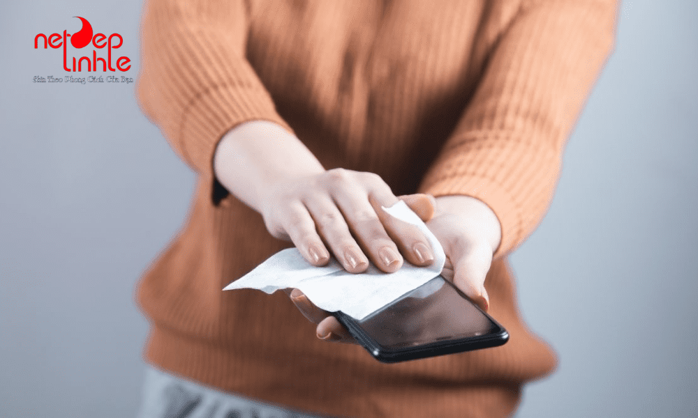 Vệ sinh định kỳ lớp skin để luôn sạch sẽ và bền bỉ