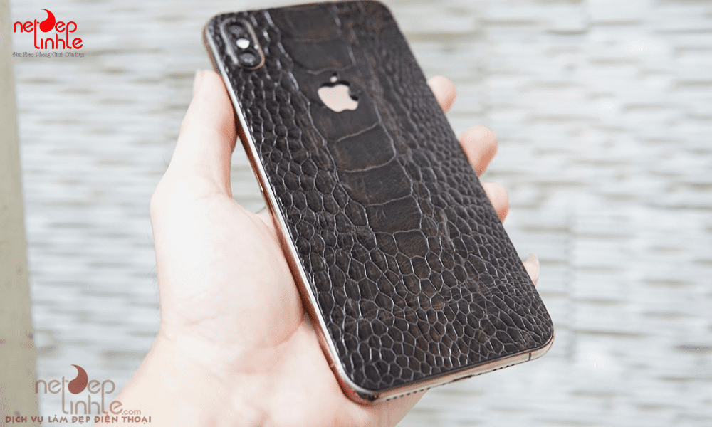 Dán skin cho iPhone X kiểu da sang trọng, vô cùng êm tay 