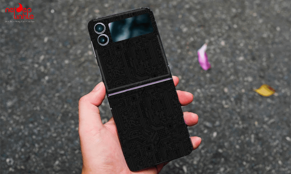 Không bị cấn tay khi gập máy nếu bạn dán skin Samsung Z Flip 4