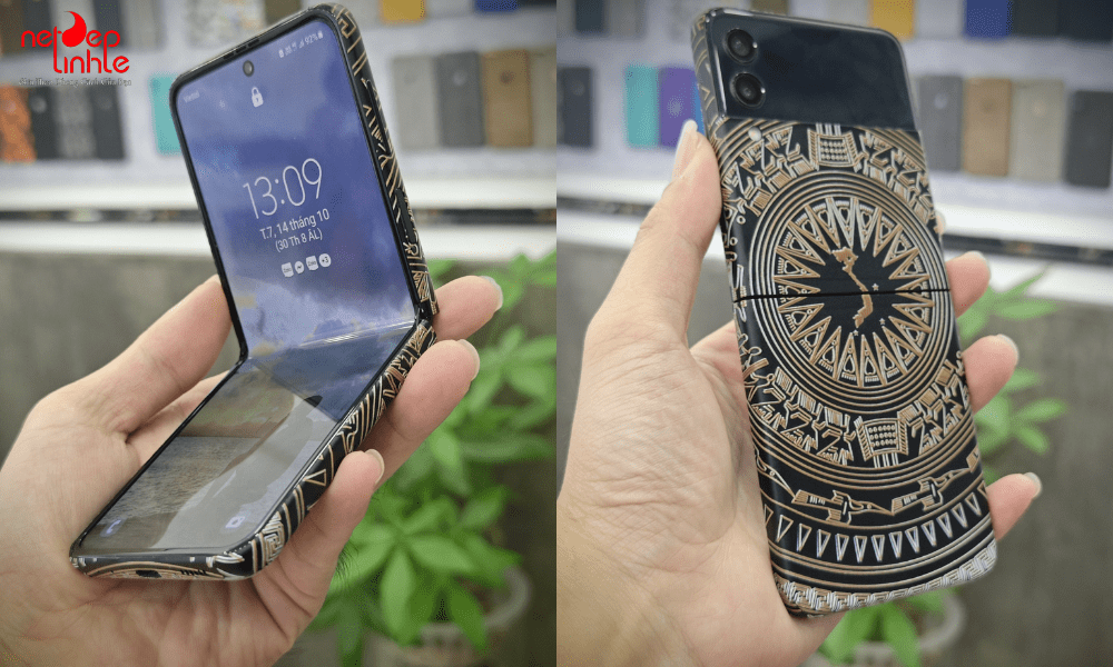 Chú ý các mép gập khi tự dán skin Samsung Z Flip tại nhà